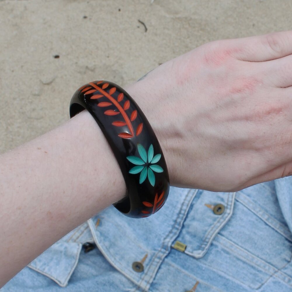 70s Vintage Plastic Hand Etched Bangle Bracelet - Picture 1 of 6